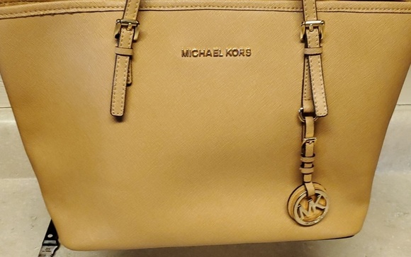 Michael Kors Jet Set Tote Tan 11"×8.5 ×6.5 - Picture 1 of 3